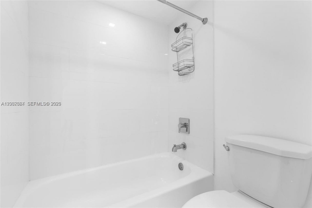 3701 N Country Club Dr , Unit 404, Aventura, FL 33180 Photo