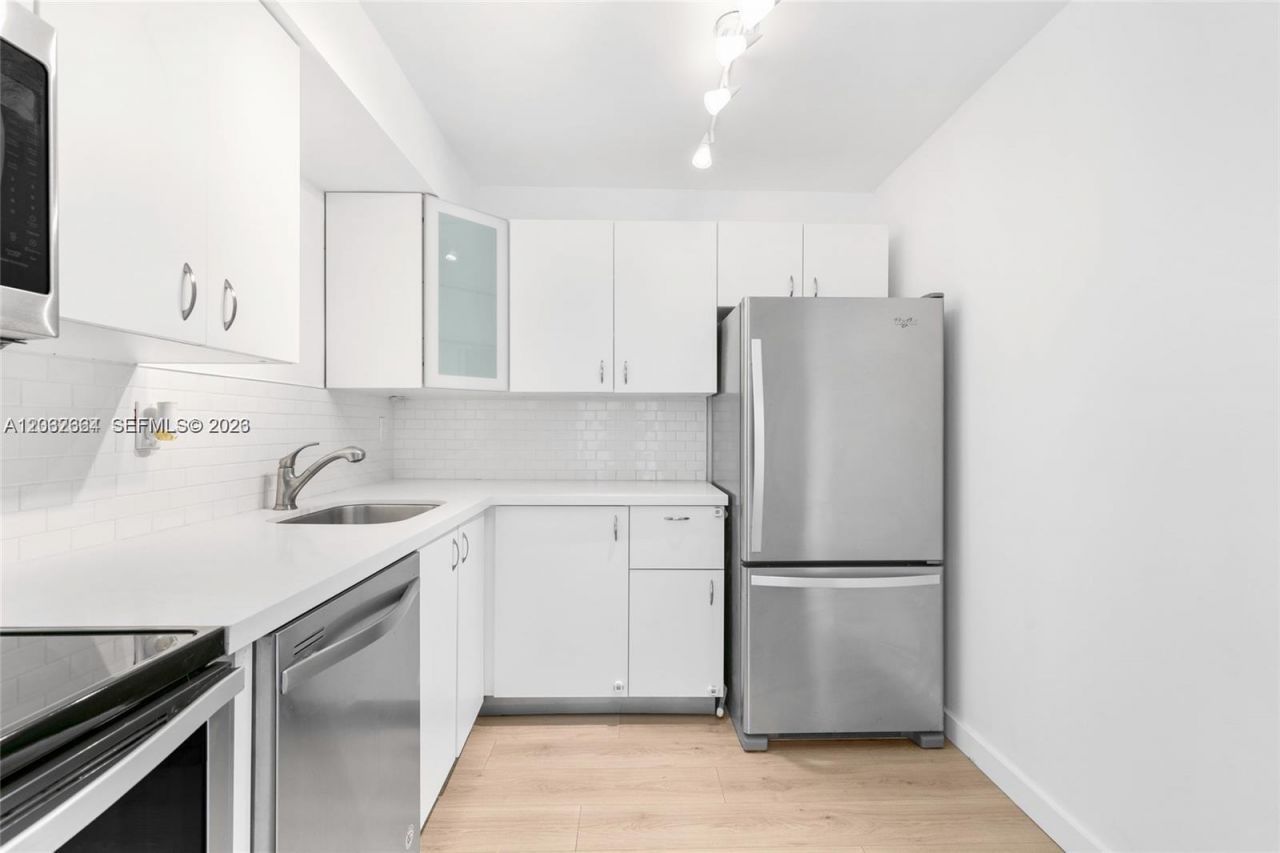 3701 N Country Club Dr , Unit 404, Aventura, FL 33180 Photo