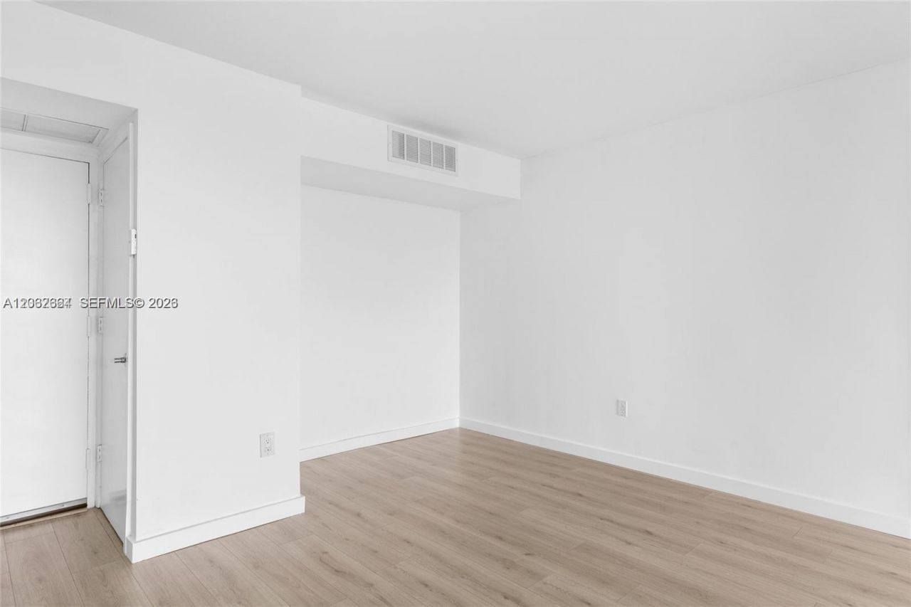 3701 N Country Club Dr , Unit 404, Aventura, FL 33180 Photo