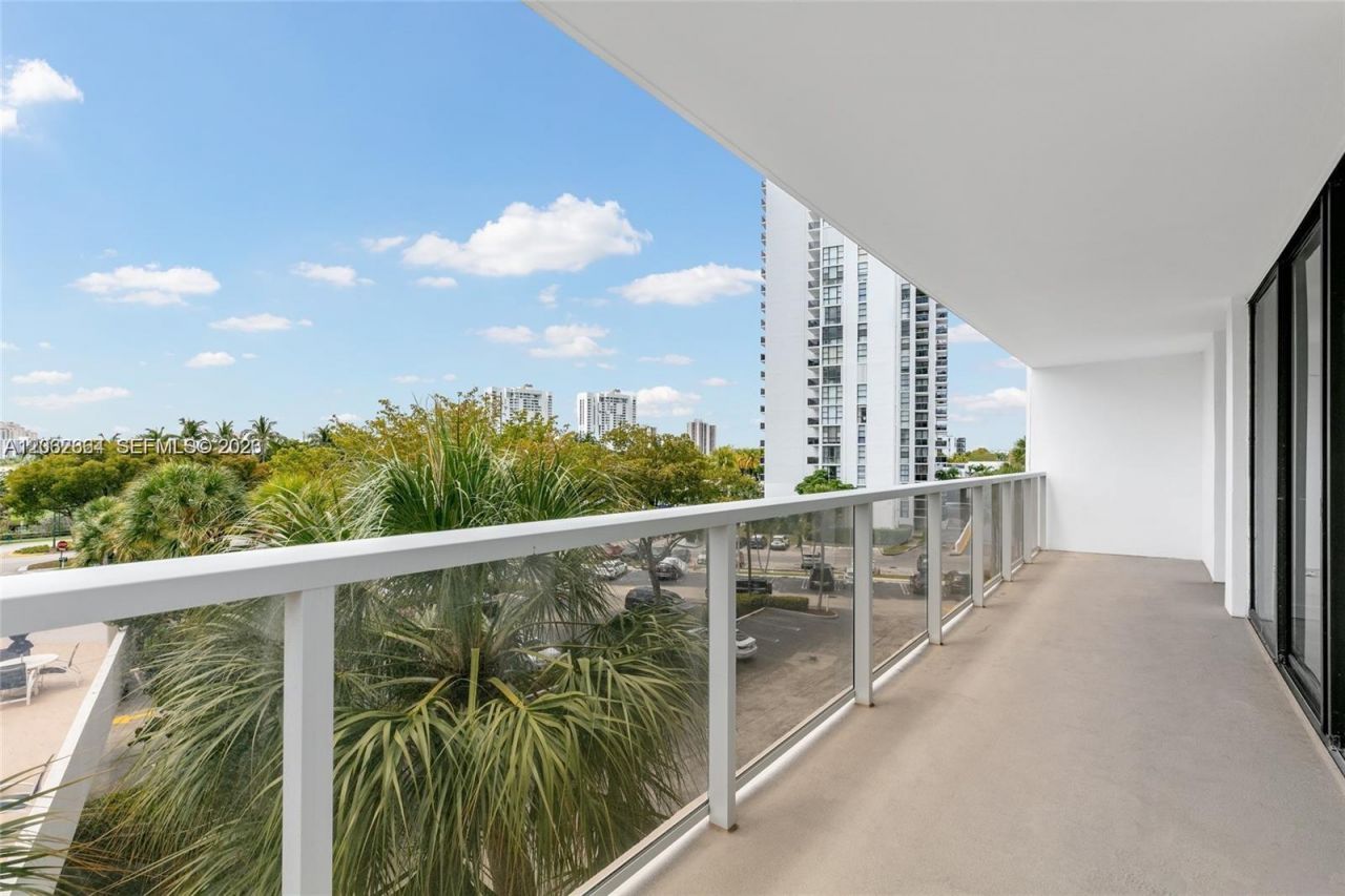 3701 N Country Club Dr , Unit 404, Aventura, FL 33180 Photo