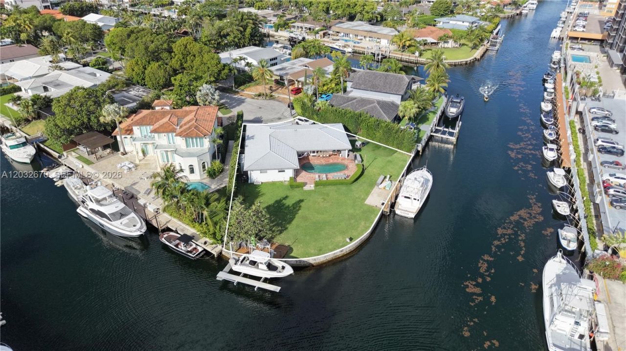 13305 Biscayne Island Ter, North Miami, FL 33181 Photo