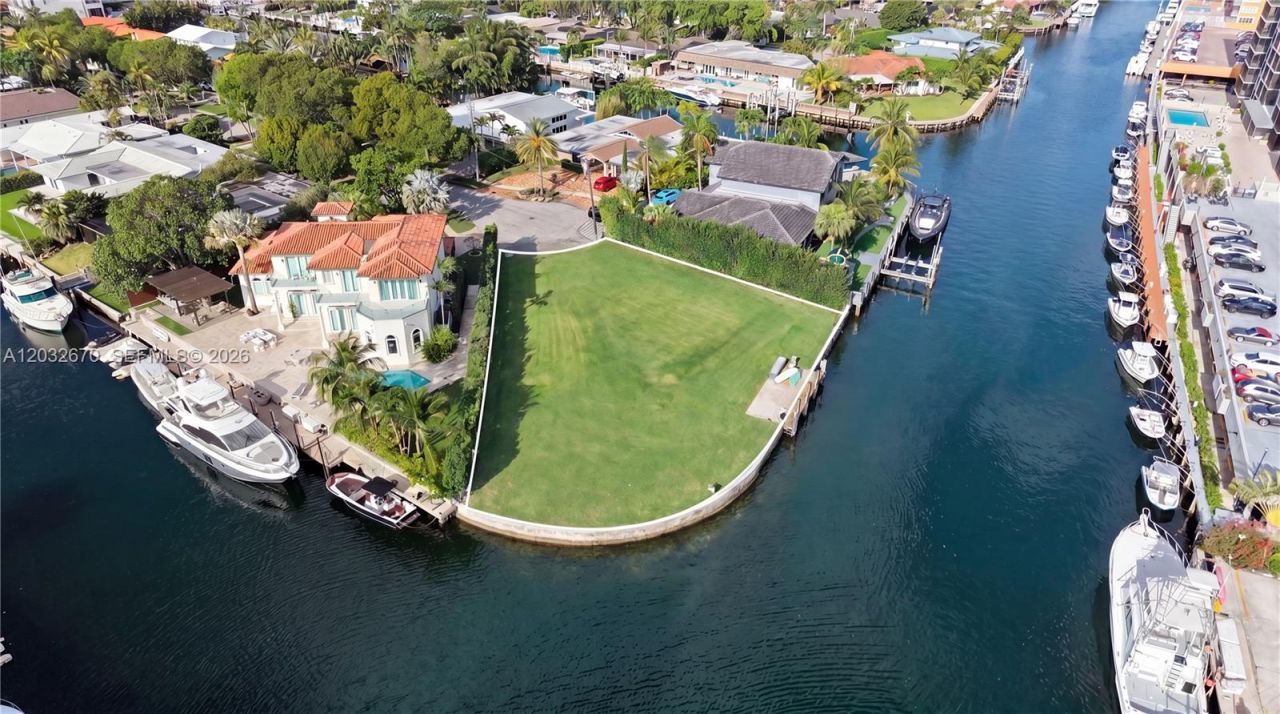 13305 Biscayne Island Ter, North Miami, FL 33181 Photo