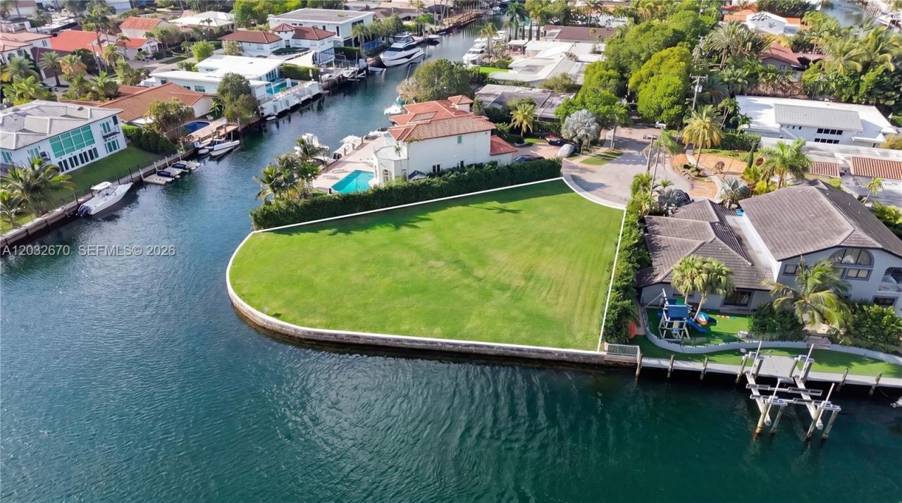 13305 Biscayne Island Ter, North Miami, FL 33181 Photo