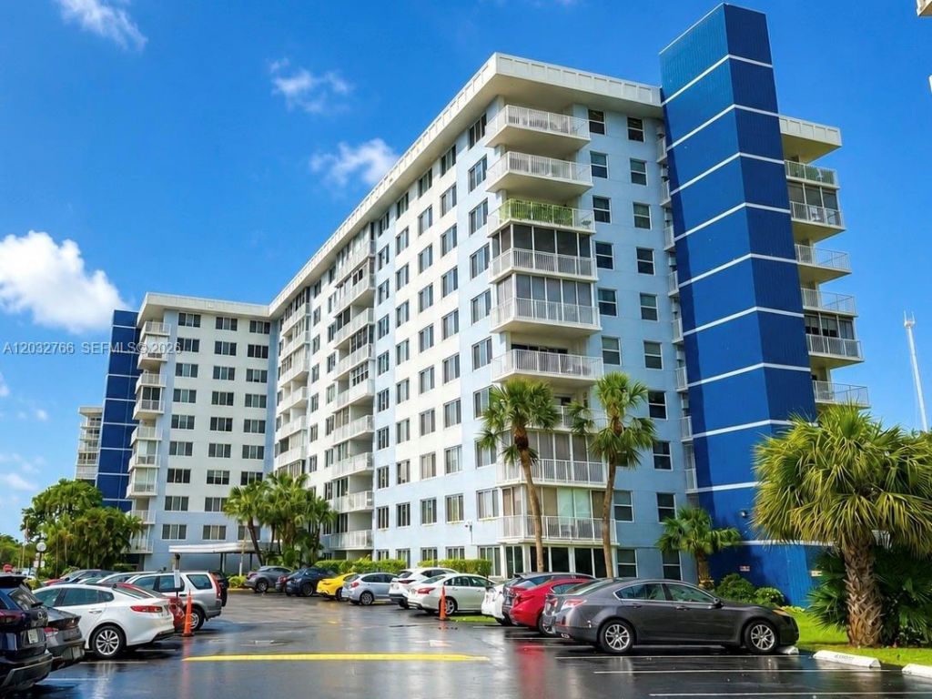 4200 Hillcrest Dr , Unit 403, Hollywood, FL 33021 Photo
