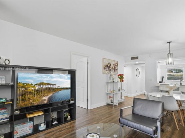 9340 Lagoon Pl, Unit 304, Davie, FL 33324