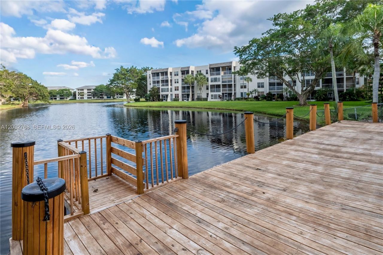 9340 Lagoon Pl, Unit 304, Davie, FL 33324 Photo