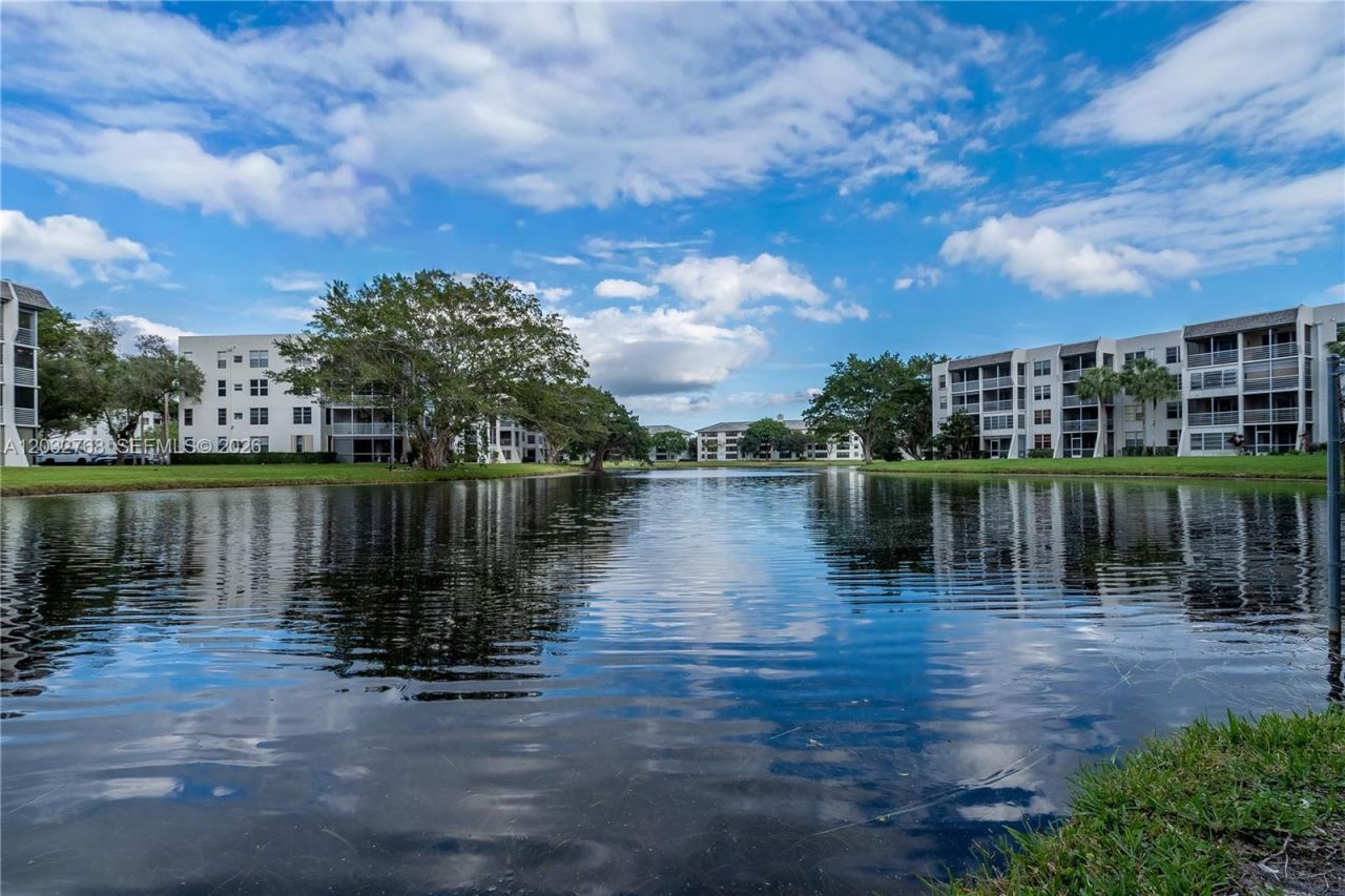 9340 Lagoon Pl, Unit 304, Davie, FL 33324 Photo