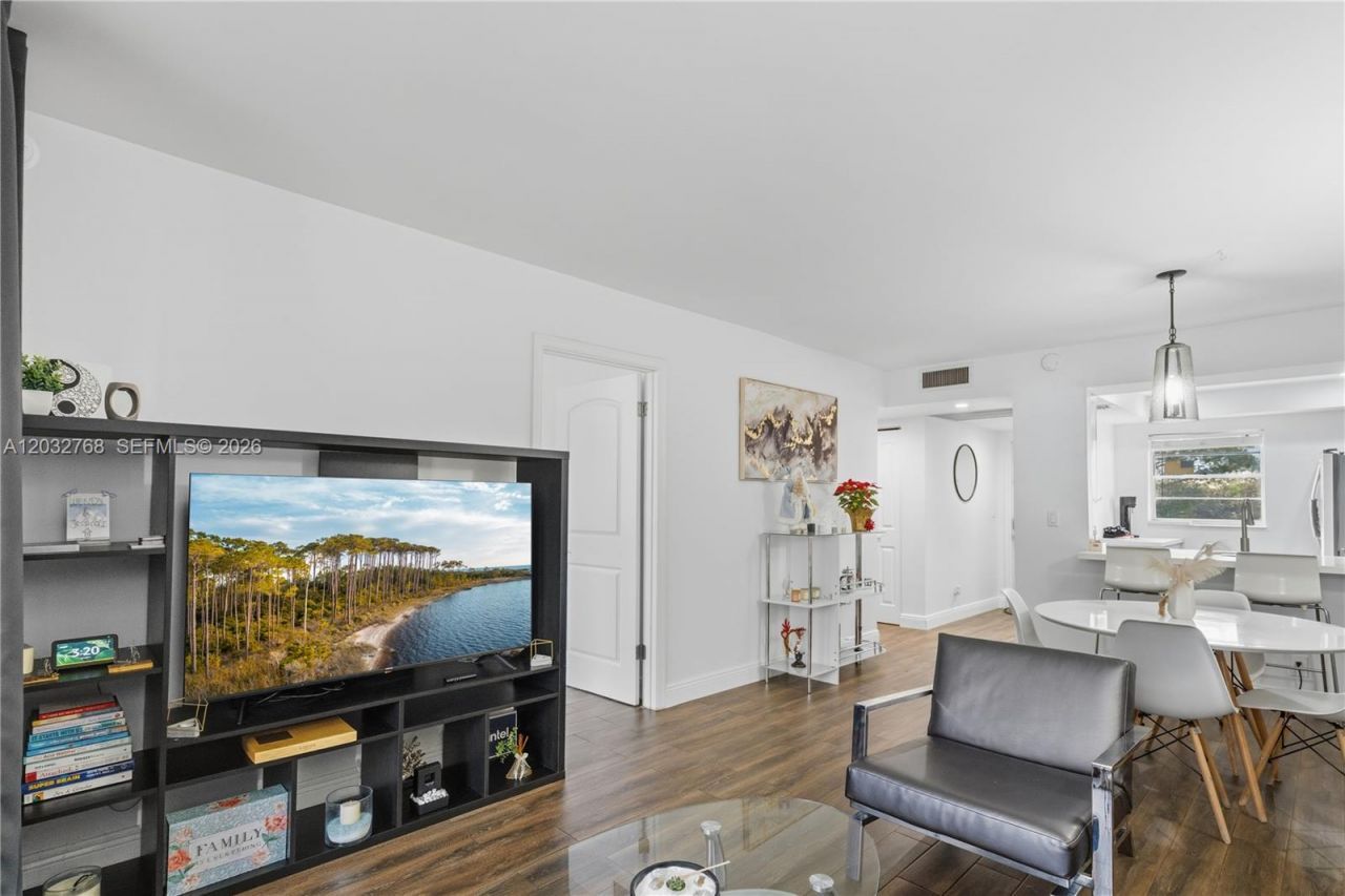 9340 Lagoon Pl, Unit 304, Davie, FL 33324 Photo