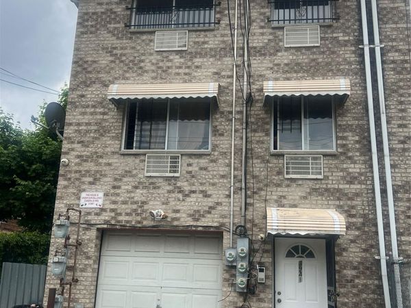 3941 Laconia Avenue , Bronx, NY 10466