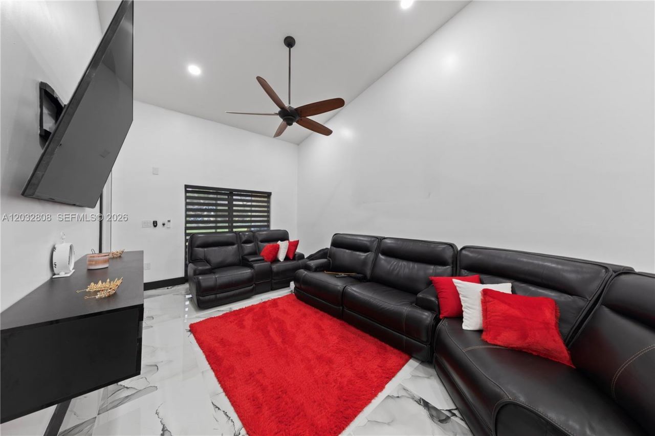 3245 NE 11 Dr , Homestead, FL 33033 Photo