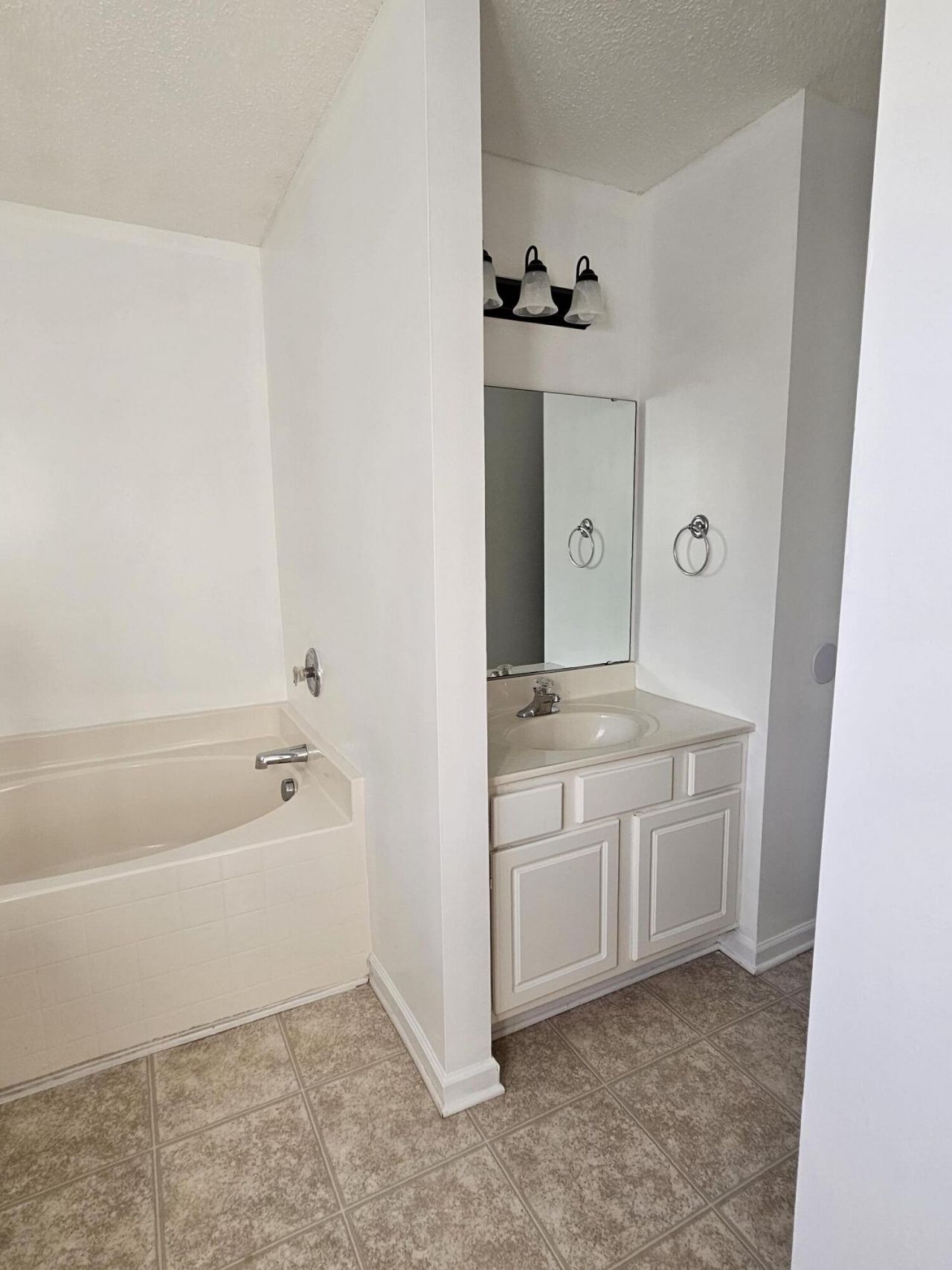 412 Aberdeen Circle Photo 15