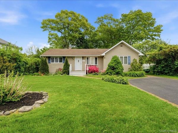 123 Meroke Lane , East Islip, NY 11730