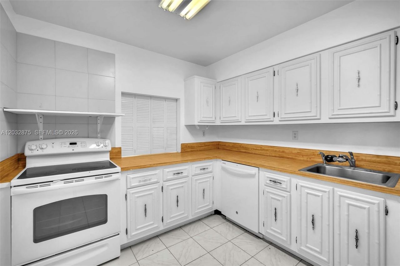 1000 Parkview Dr , Unit 229, Hallandale Beach, FL 33009 Photo