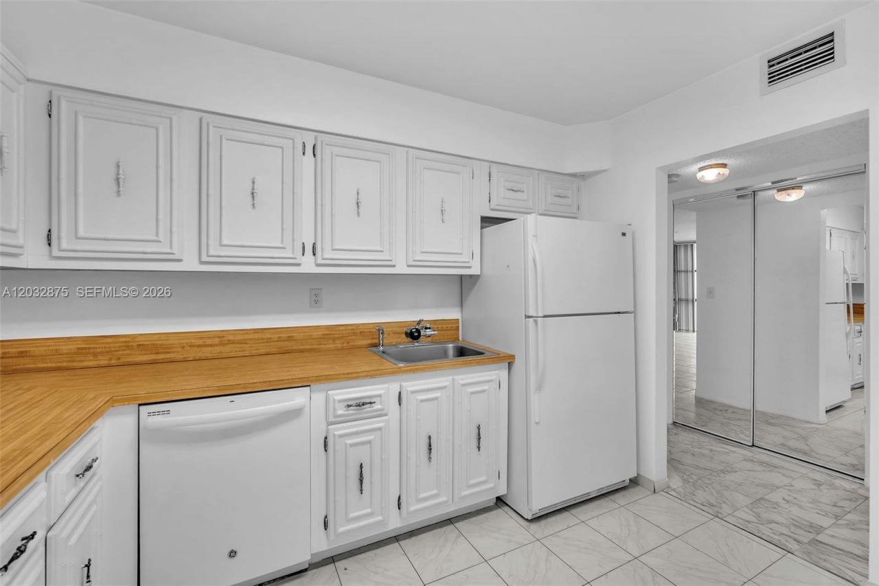 1000 Parkview Dr , Unit 229, Hallandale Beach, FL 33009 Photo
