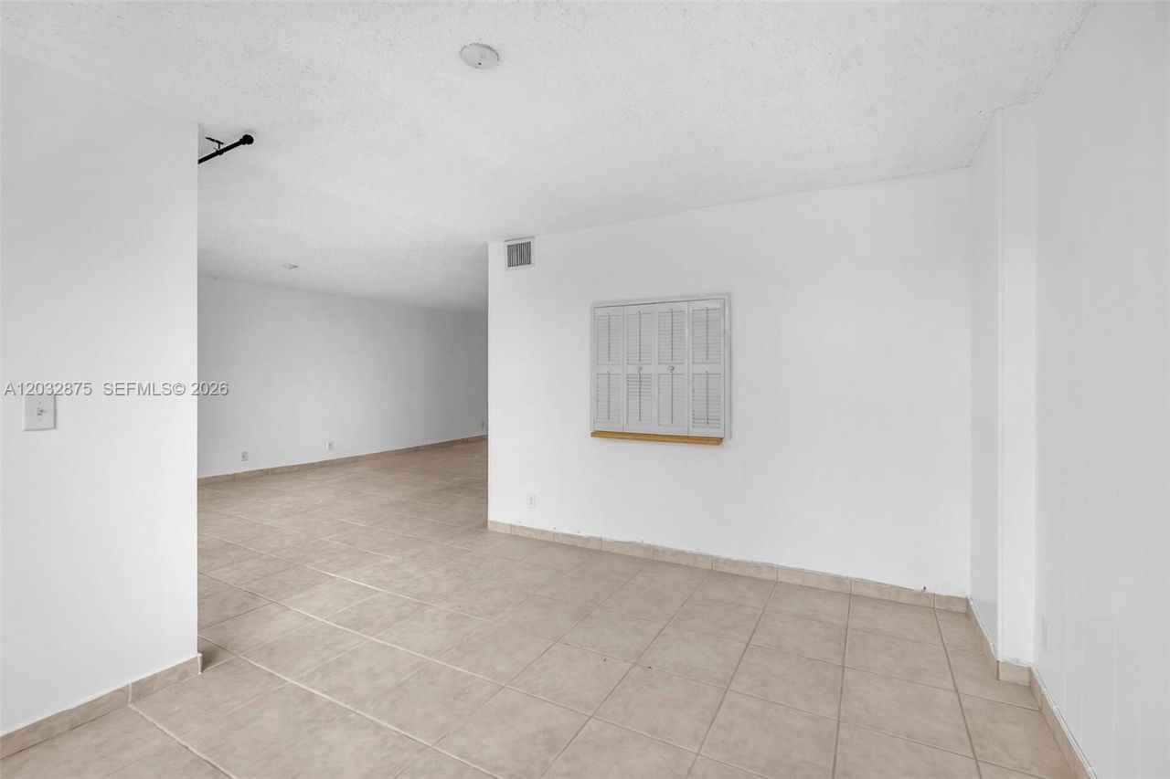 1000 Parkview Dr , Unit 229, Hallandale Beach, FL 33009 Photo