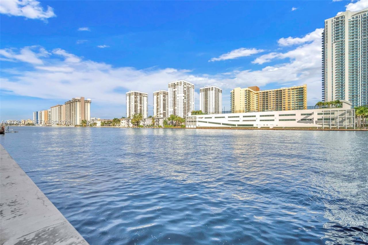 1000 Parkview Dr , Unit 229, Hallandale Beach, FL 33009 Photo
