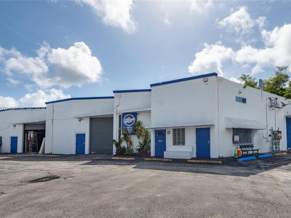 15221 NE 21st Ave , North Miami Beach, FL 33162