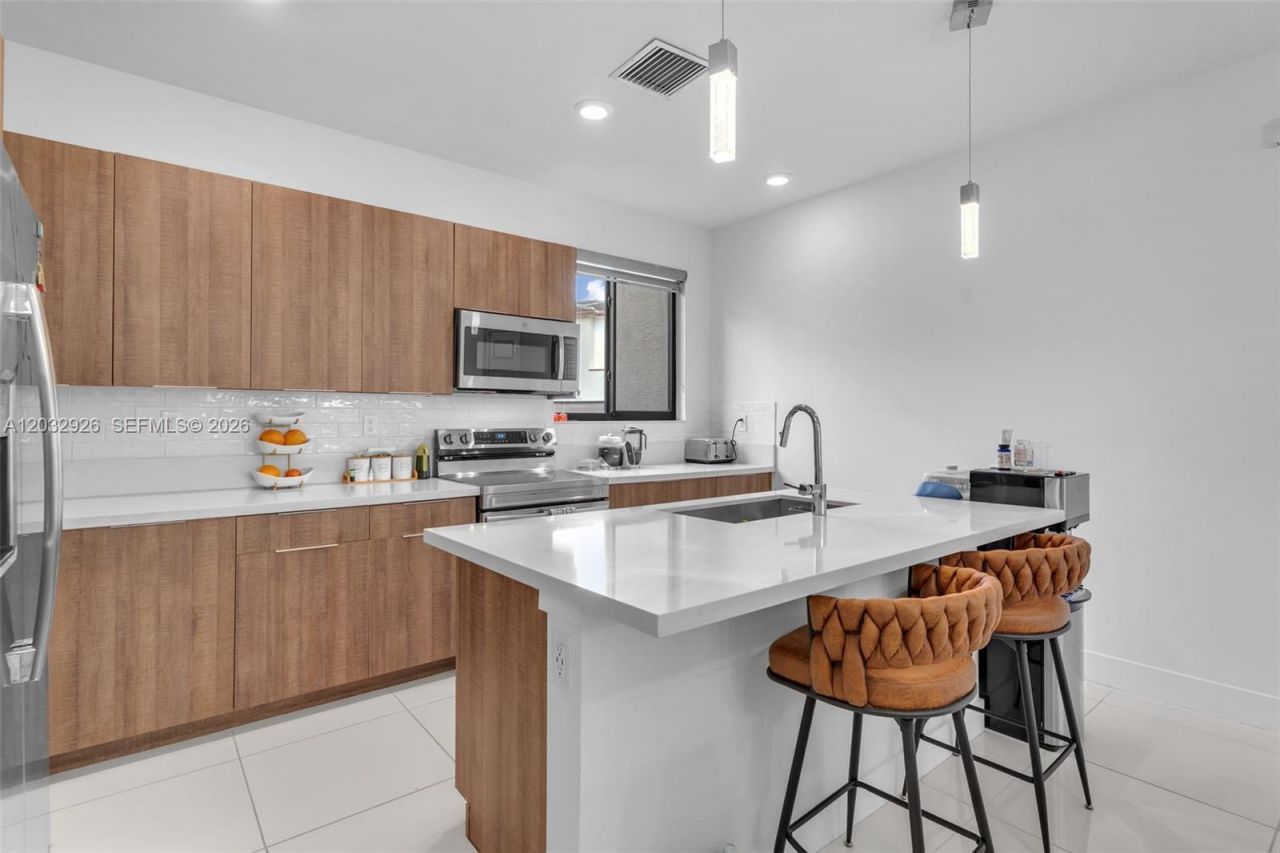 4963 NW 83rd Path , Unit 4963, Doral, FL 33166 Photo