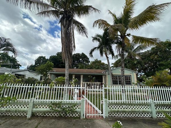 1376 NW 45th St , Miami, FL 33142