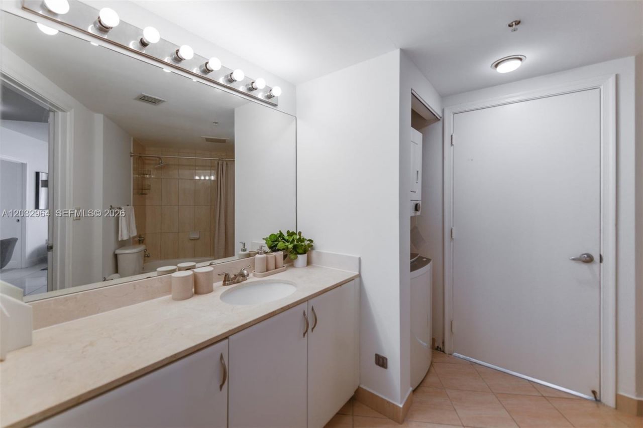 1750 N Bayshore Dr , Unit 2402, Miami, FL 33132 Photo
