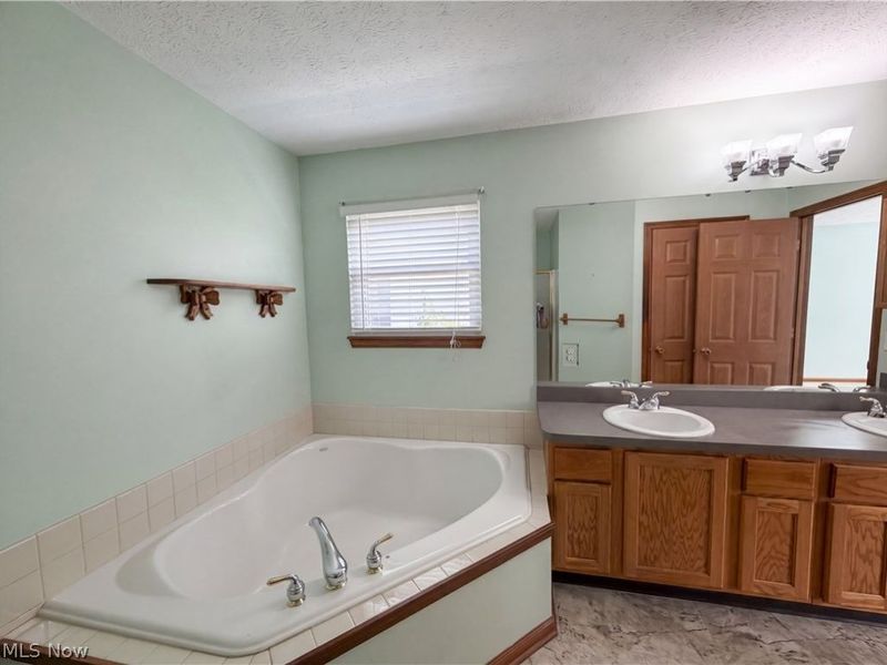 6016 W Breezeway Drive, North Ridgeville, OH 44039 Photo 11