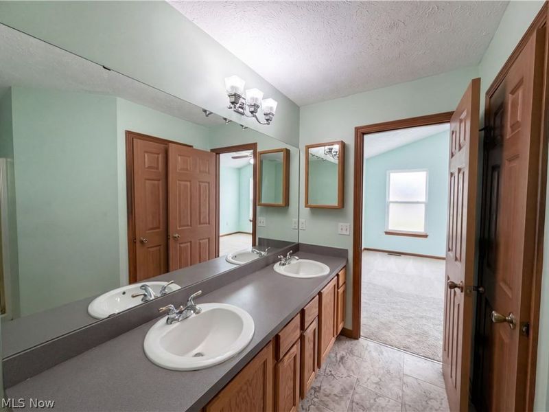 6016 W Breezeway Drive, North Ridgeville, OH 44039 Photo 13