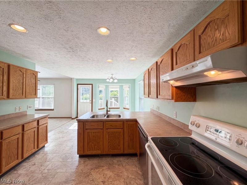 6016 W Breezeway Drive, North Ridgeville, OH 44039 Photo 2