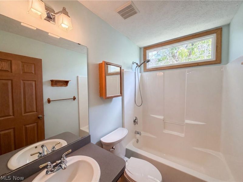 6016 W Breezeway Drive, North Ridgeville, OH 44039 Photo 9