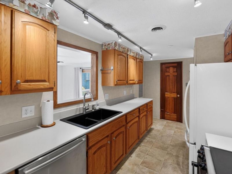 1588 Apple Valley Drive, Howard, OH 43028 Photo 8