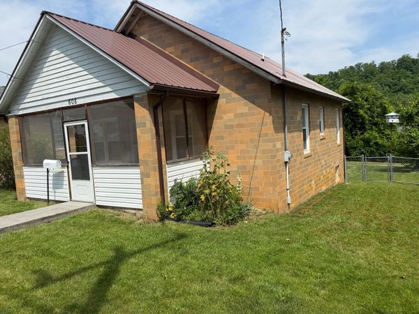 1337 E Main St, White Sulphur Springs, WV 24986