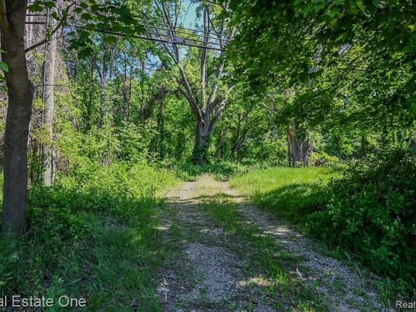 1832 W Commerce Road, Milford Twp, MI 48380