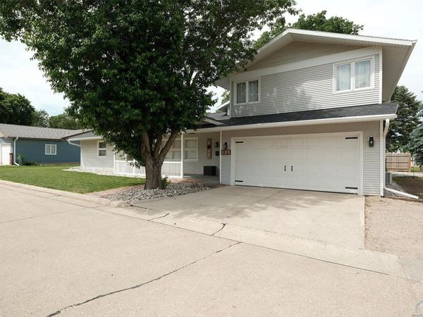 86 8th Street NE, Sioux Center, IA 51250