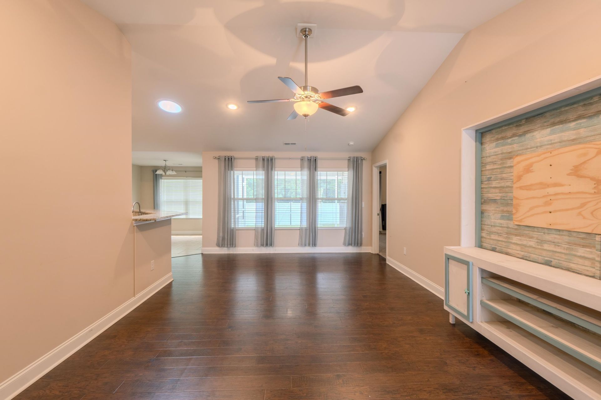 373 Sun Colony Blvd.  Photo 6