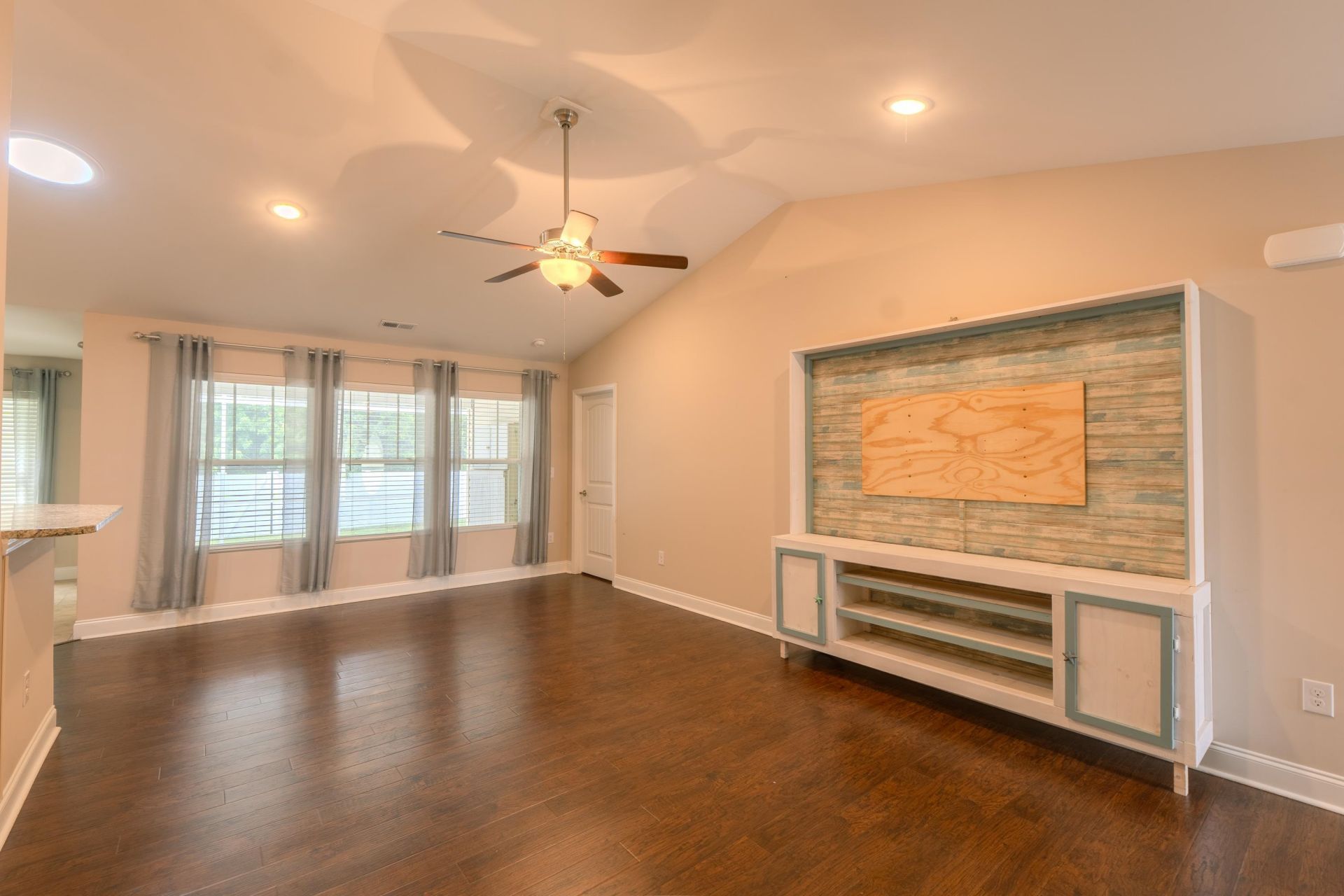373 Sun Colony Blvd.  Photo 7