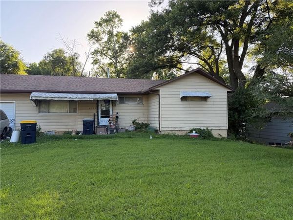 8720 Longview Court, Kansas City, MO 64134