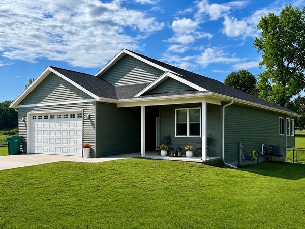 N6736 Clover Lane, Pardeeville, WI 53954