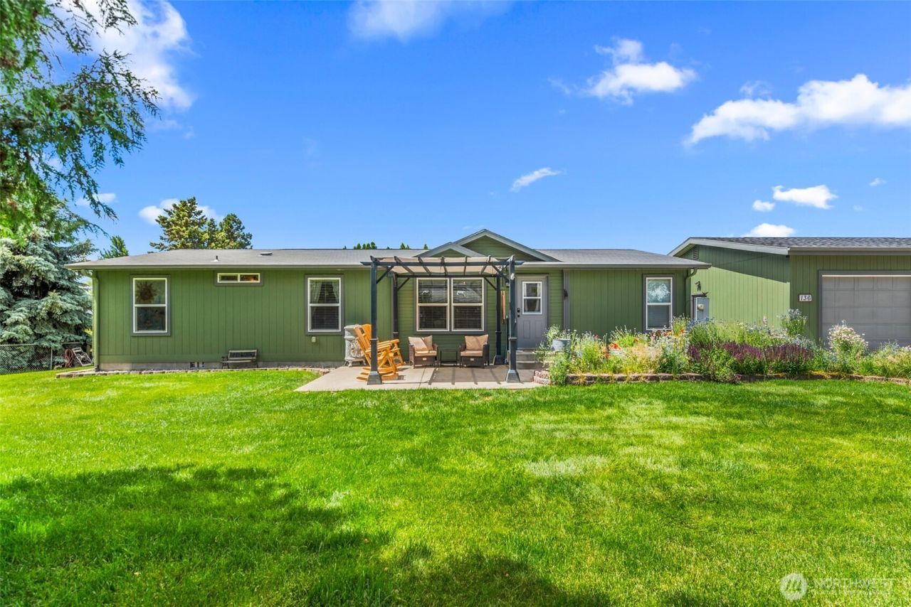 136 29th Street Nw, East Wenatchee, WA 98802 Main Photo