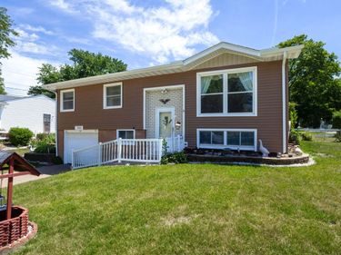 1964 N Oak Street , Bettendorf, IA 52722