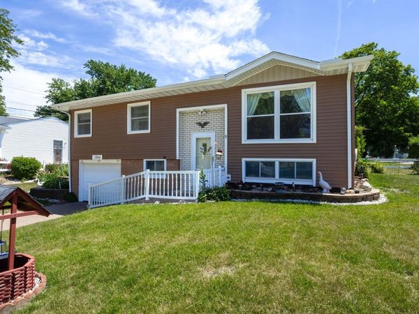 1964 N Oak Street , Bettendorf, IA 52722