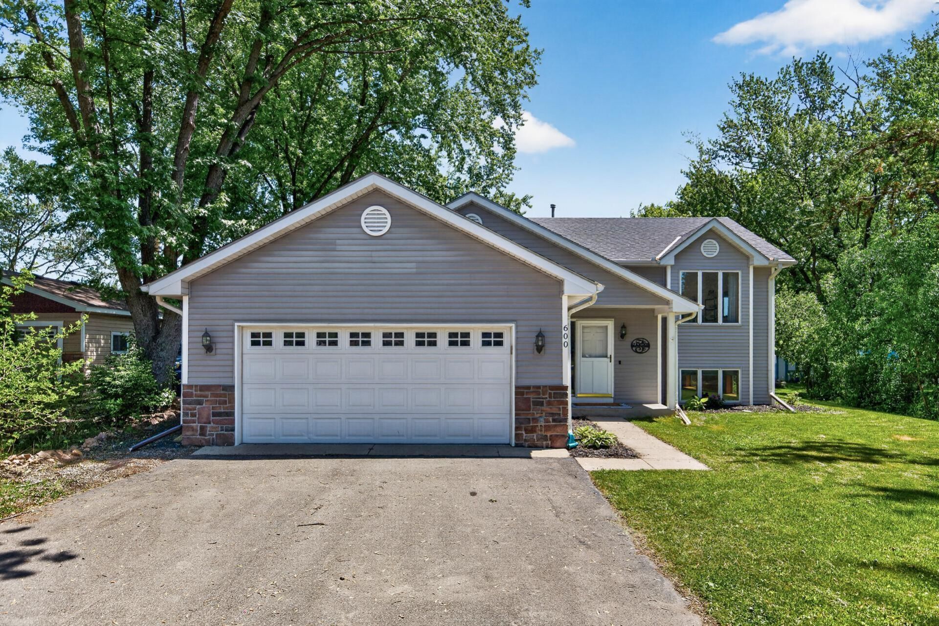 600 River Road W, Delano, MN 55328