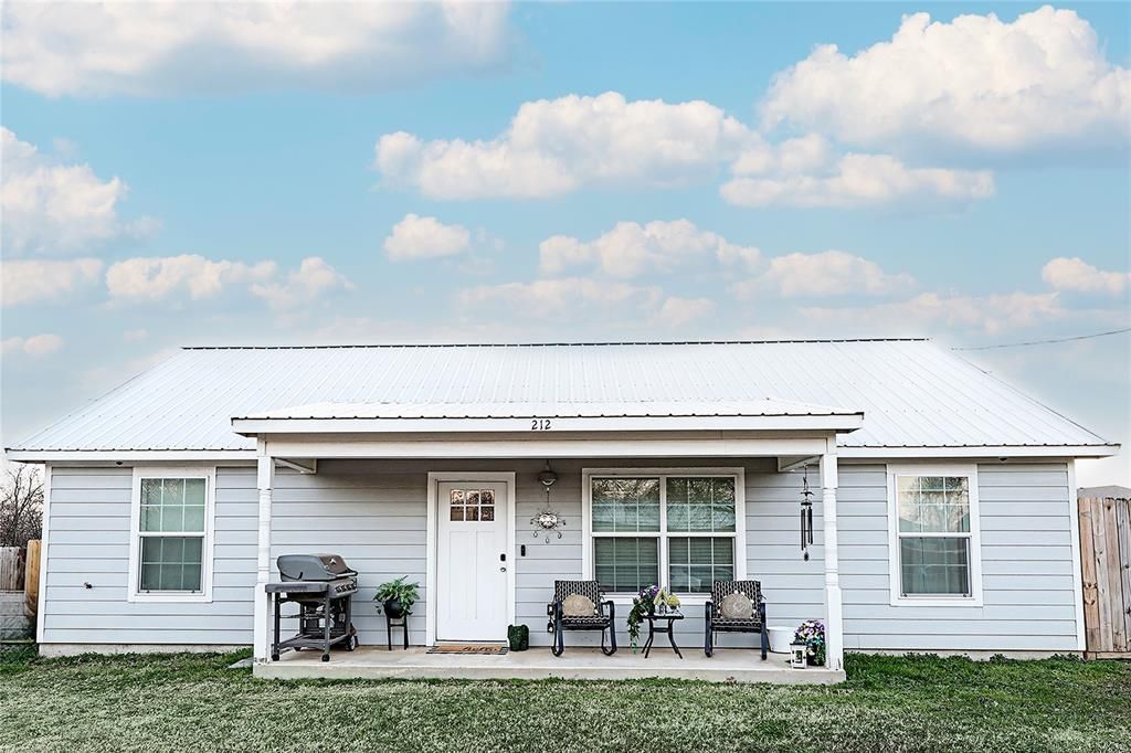 212 E Clay Street, Bowie, TX 76230 Main Photo