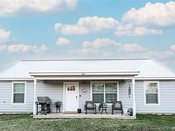 212 E Clay Street, Bowie, TX 76230
