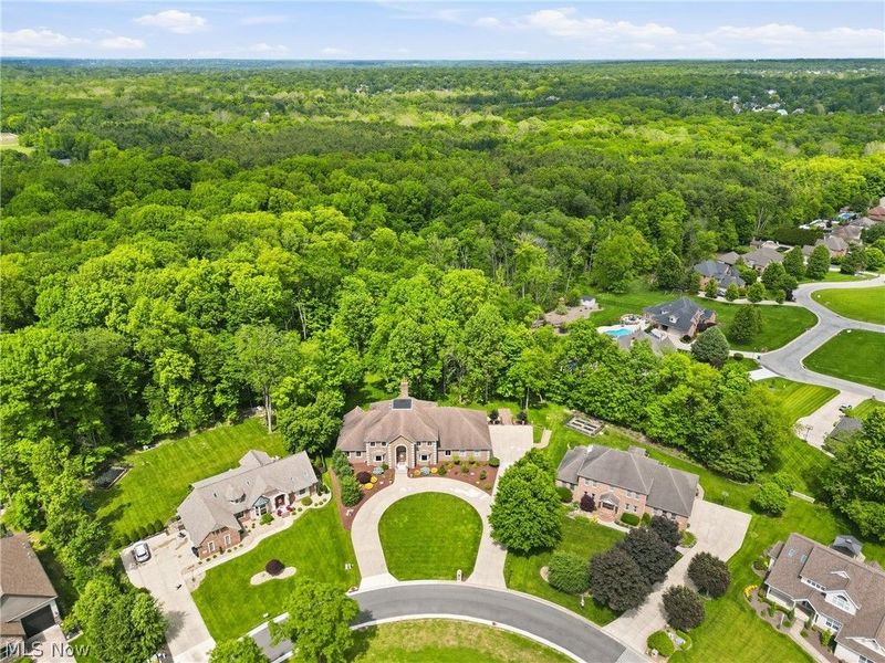 1337 Meadowood Circle, Poland, OH 44514 Photo 4