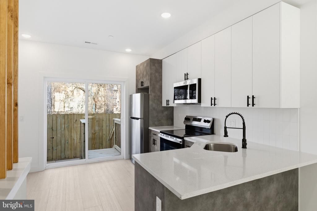 1037 W Orleans Street, Philadelphia, PA 19133 Main Photo