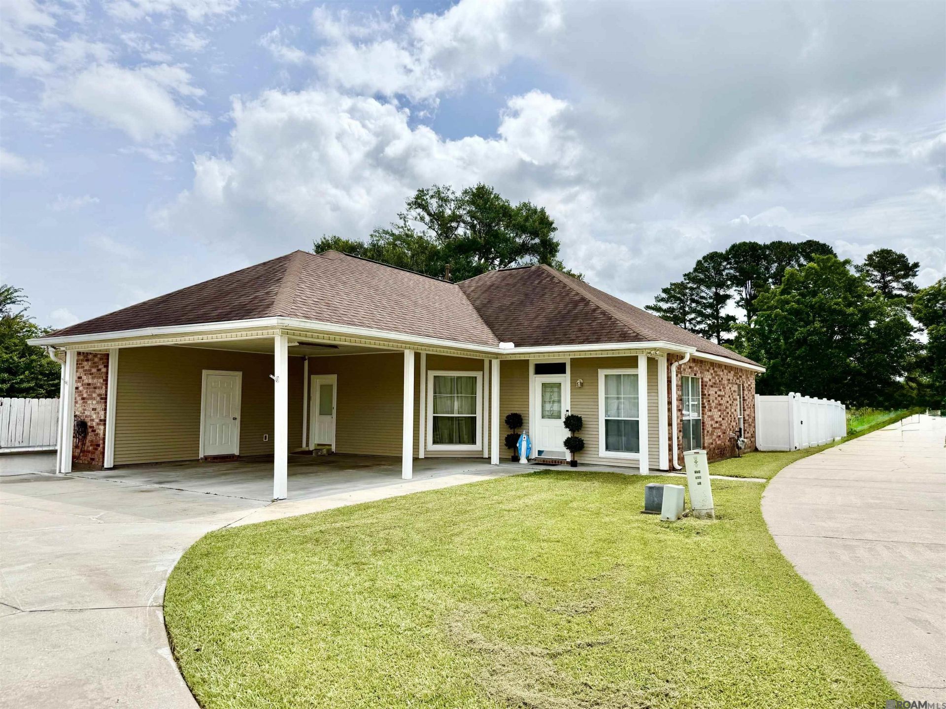 214 S Daphne, Gonzales, LA 70737 Main Photo