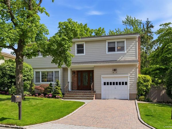 7 Lawrence Court, Syosset, NY 11791