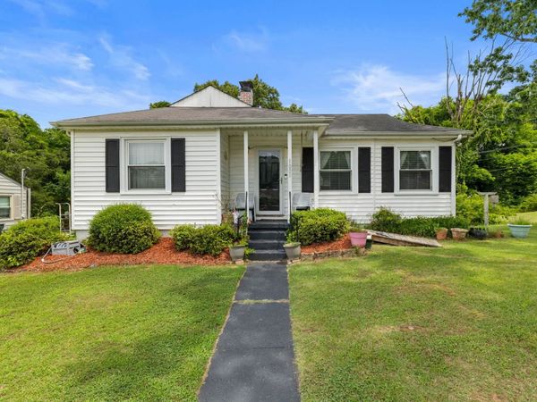 1008 Ridgeway St, Florence, AL 35630
