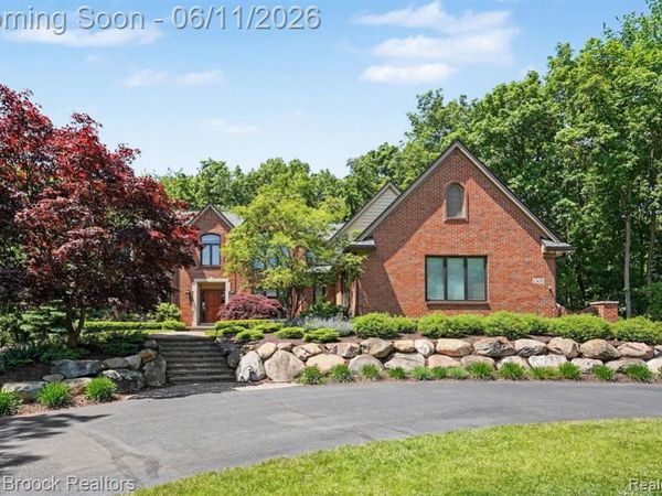 1300 Oak Hollow Drive, Milford Twp, MI 48380
