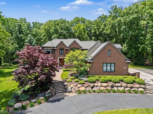 1300 Oak Hollow Drive, Milford Twp, MI 48380