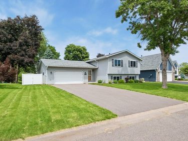 5533 Golfview Lane N, Oakdale, MN 55128